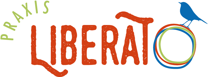 Praxis Liberato Logo, weißer Hintergrund, Praxis in grün geschrieben, Liberato in rot geschrieben, daneben sitzt ein blauer Vogel auf einer Kugel